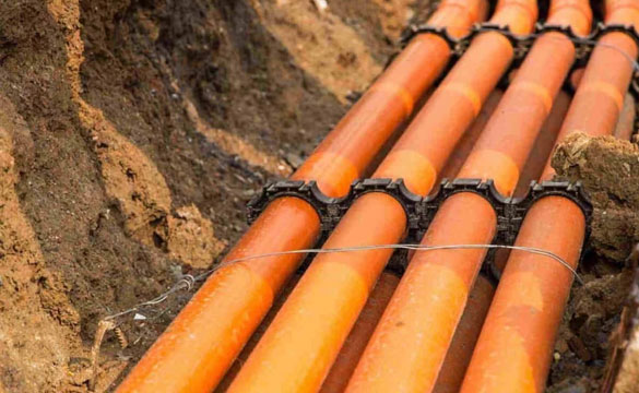 تمديد الأنابيب للكهرباء والاتصالات